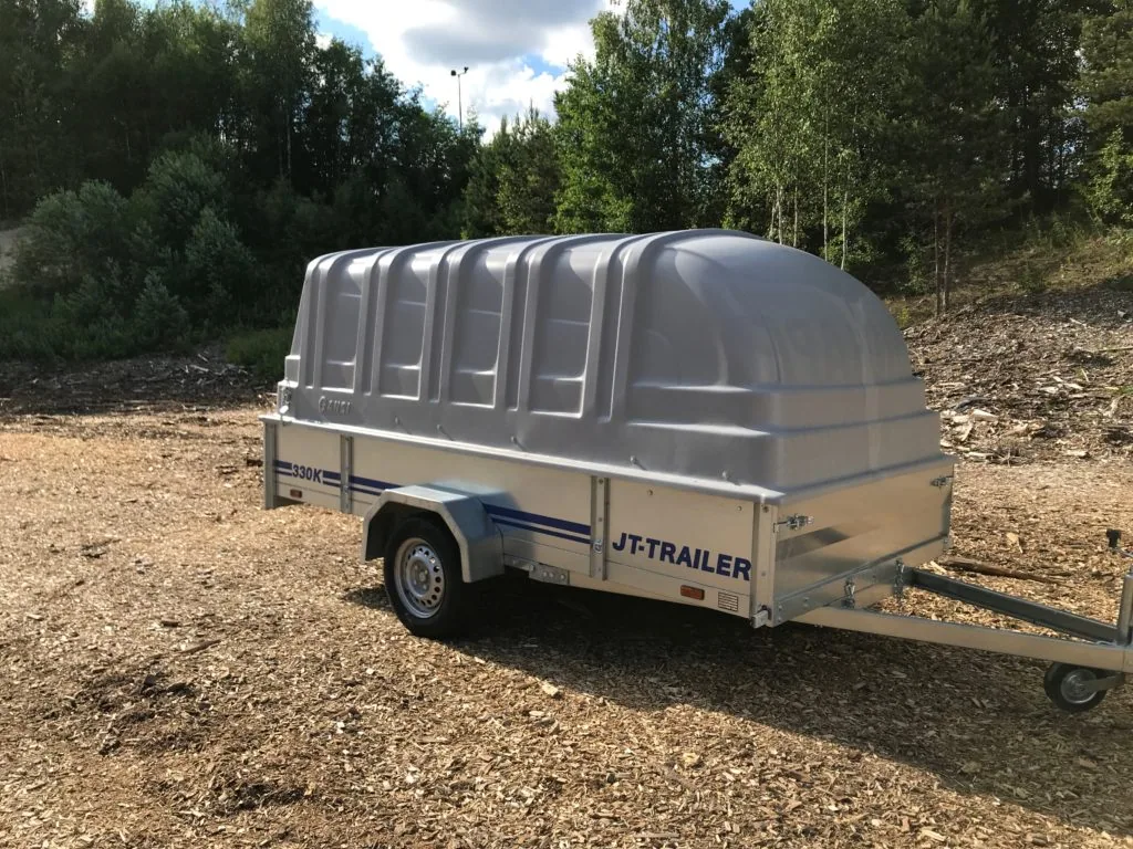 JT-Trailer 330K -kuomukärry metsäisellä pihalla