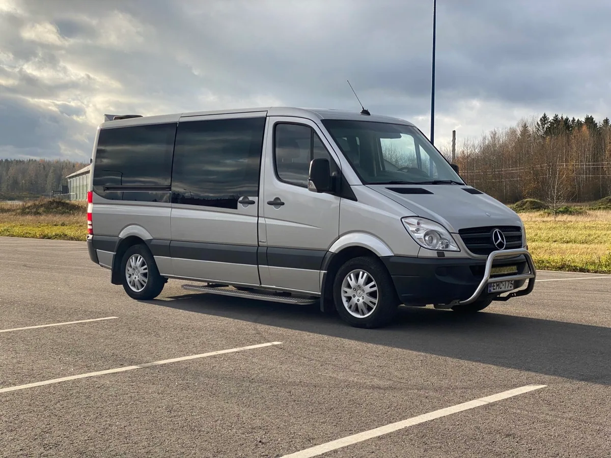 Hopeanvärinen Mercedes-Benz Sprinter -pikkubussi